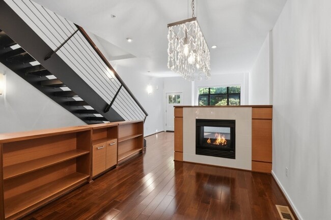 Building Photo - 2Bd/1.75Ba Bellevue Townhome
