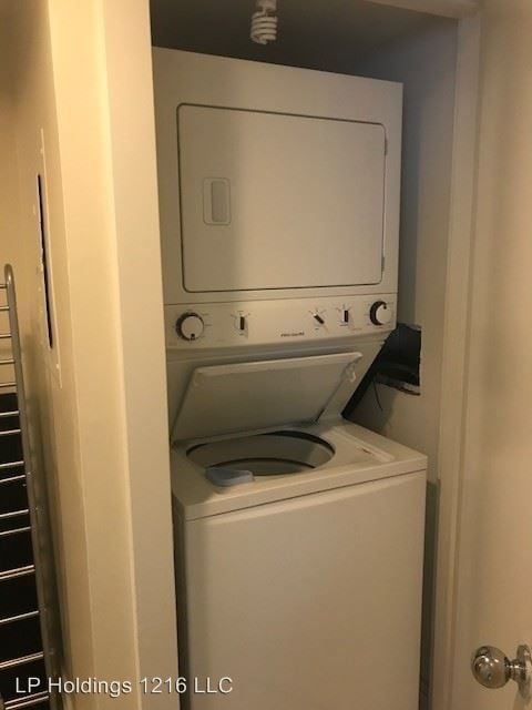 Building Photo - 1216 N LaSalle Dr