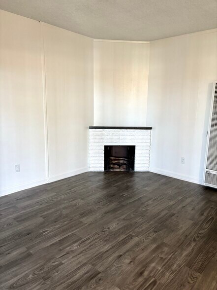 Living room 1 bedroom - Imperial Palms Apartments