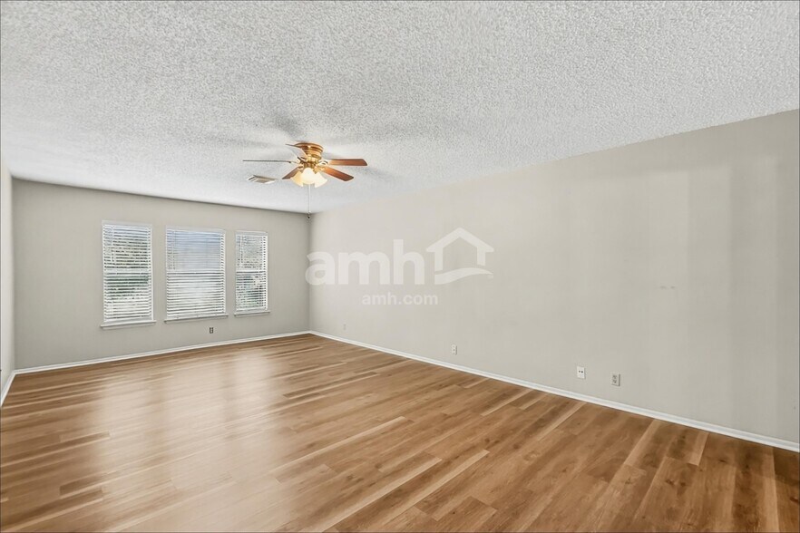 Building Photo - 7659 Chatsworth