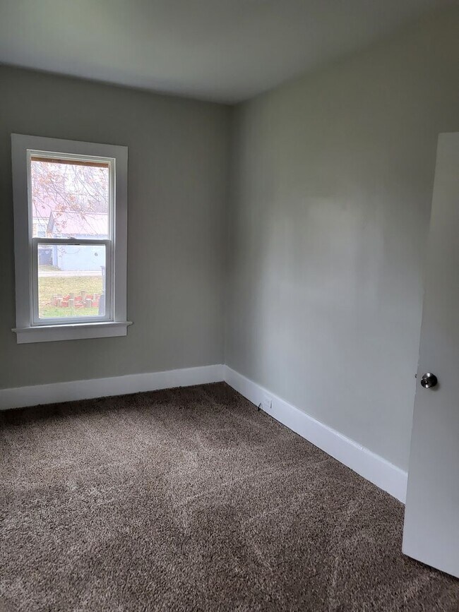 Building Photo - 4 Bed 1 bath - EHA Approved!
