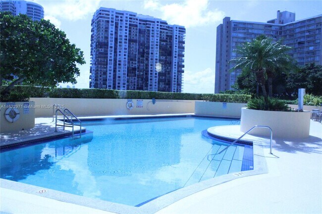 Building Photo - 2475 Brickell Ave