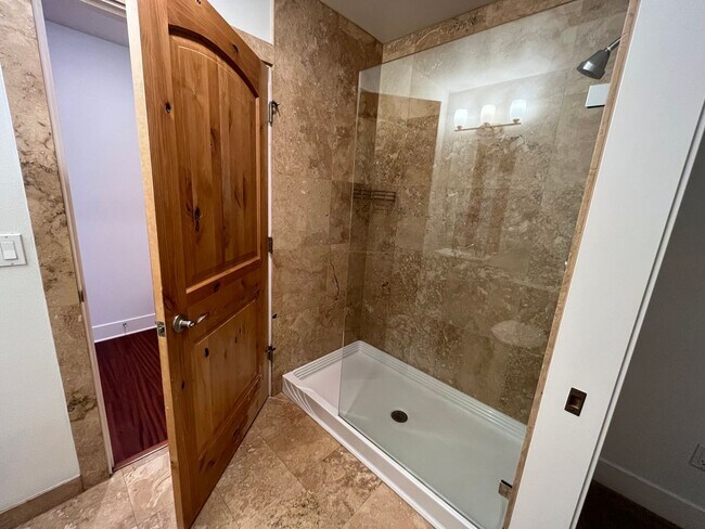 Building Photo - 2 Bed + 2 Bath Condo in the Belmont District Portland ~ Secured Garage Parking, Washer & Dryer in...