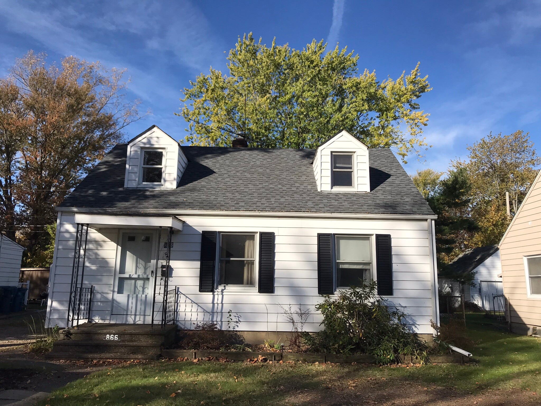 Building Photo - 866 Warwick Dr