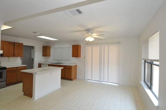 Building Photo - Available NOW! 4 bedrooms, one story, Grea...