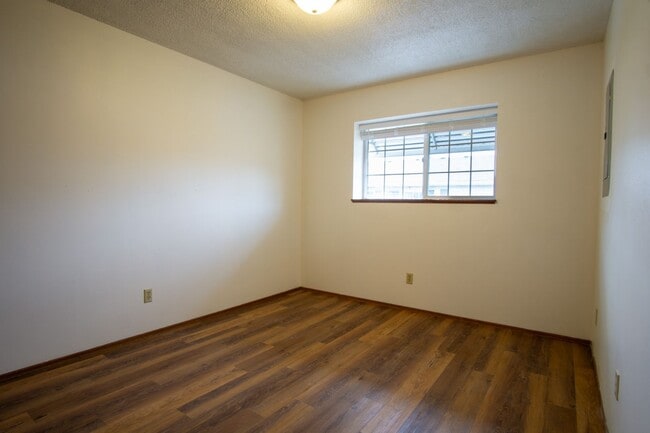 Building Photo - FREE RENT HERE! Close in NE-2 Bedroom, 1.5 Bath Ready Now!