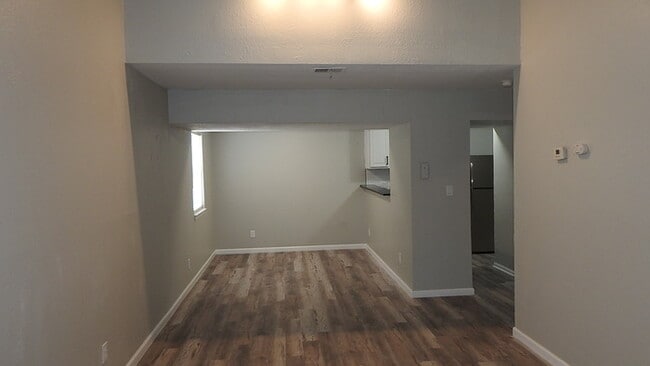 Building Photo - Incredibly spacious 4 bedrooms and 2 baths top-floor duplex located on Elmwood Ave in Kansas City...