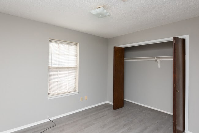 Building Photo - 5405 E Shore Dr