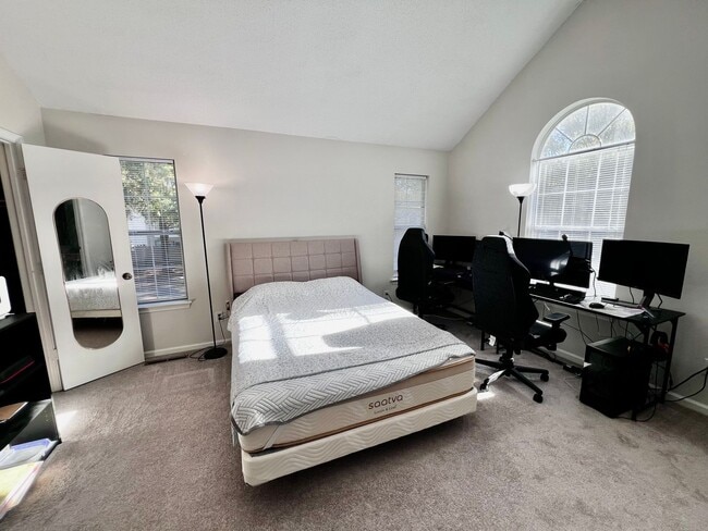 Building Photo - Beautiful 2-Bedroom End Unit Townhome in O...