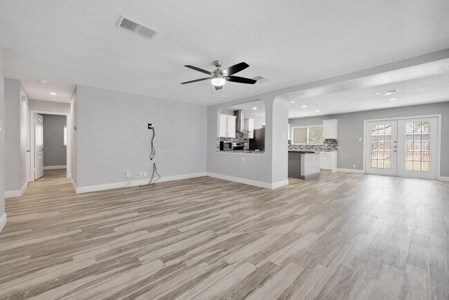 Building Photo - Immaculate Single-Story Home with Modern U...