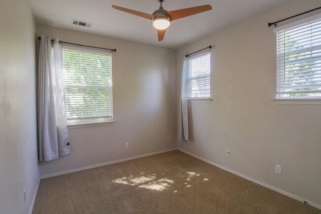 Building Photo - 4 bedroom 2.5 bathroom condo in Broad Street Village Complex