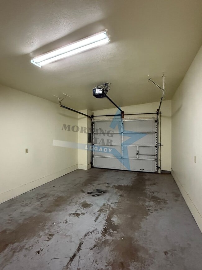 Building Photo - 2 bed townhouse w/garage and enclosed yard!