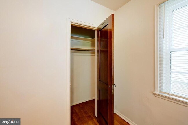 Building Photo - 4851 Crescent St