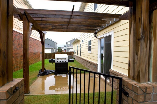 Building Photo - *HALF MONTH FREE FOR NOVEMBER MOVE-IN* Ava...