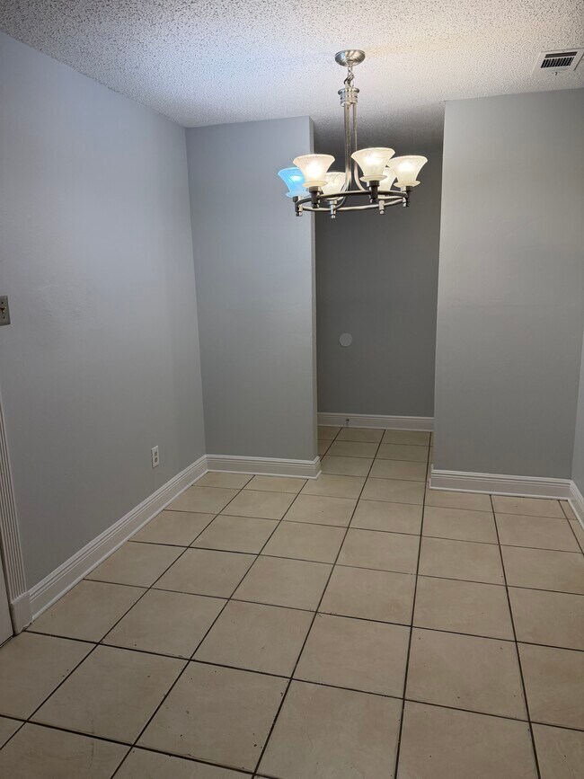 Building Photo - 557 Esplanade St