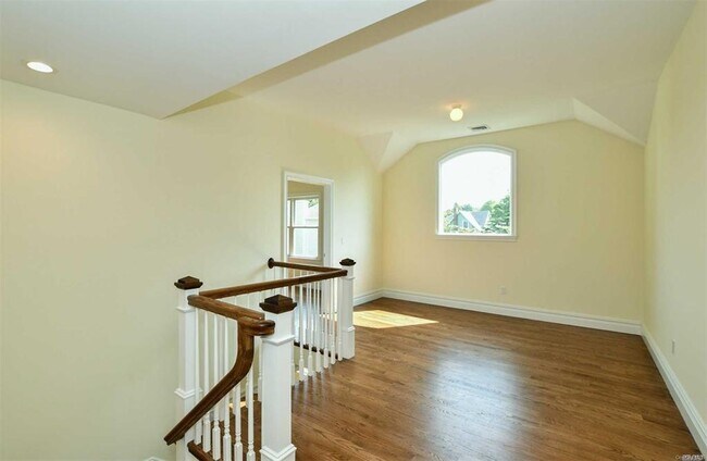 Building Photo - 52 Hillside Pl