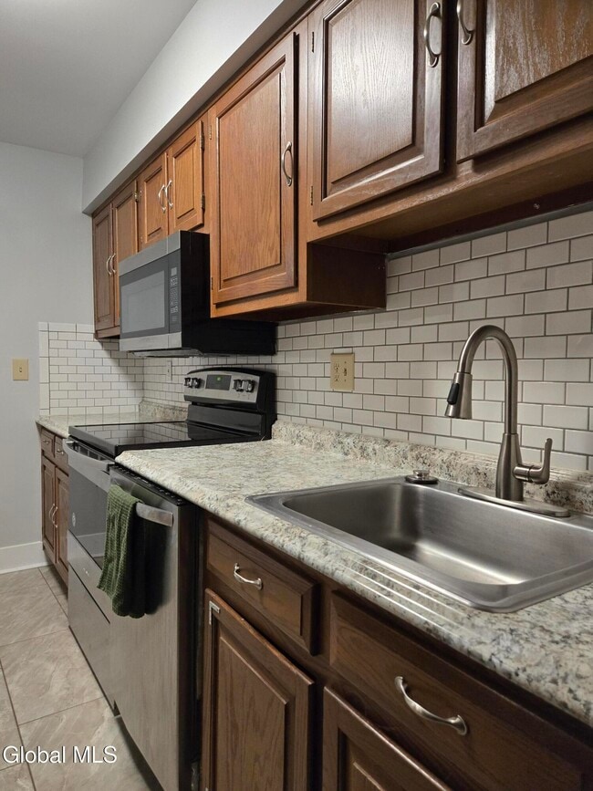 Building Photo - 93 Ridgewood Terrace