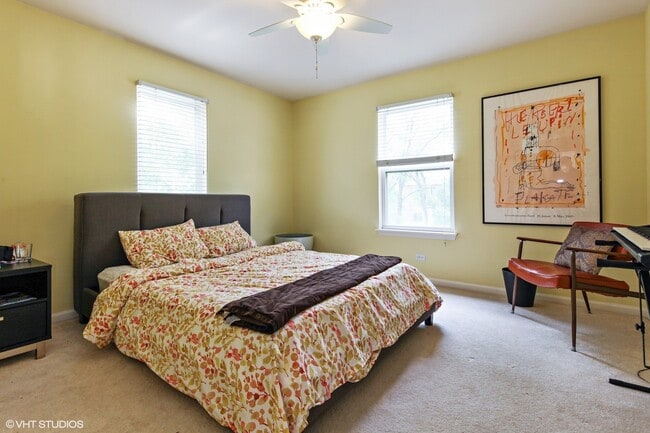 Building Photo - 800 Deroo Lp