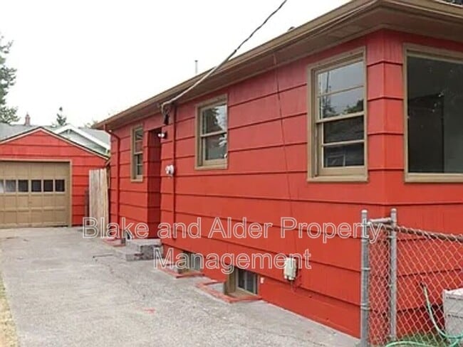 Building Photo - 6410 NE 33rd Ave