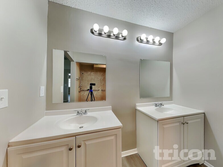 Building Photo - 4624 S Country Hills Ct