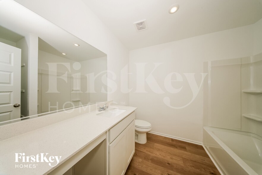 Building Photo - 433 Labelle Ln