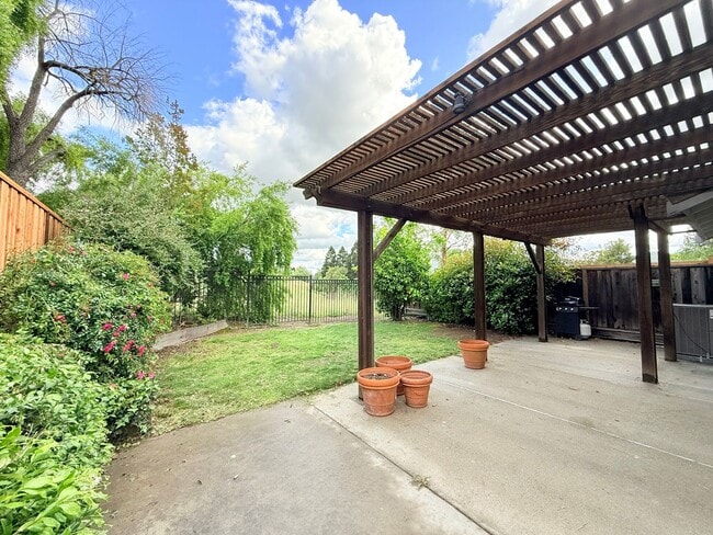 Building Photo - Charming and Move-in Ready, 3BD/2.5BA, Two-Story Townhome in Canyon Green at Canyon Lakes in San ...