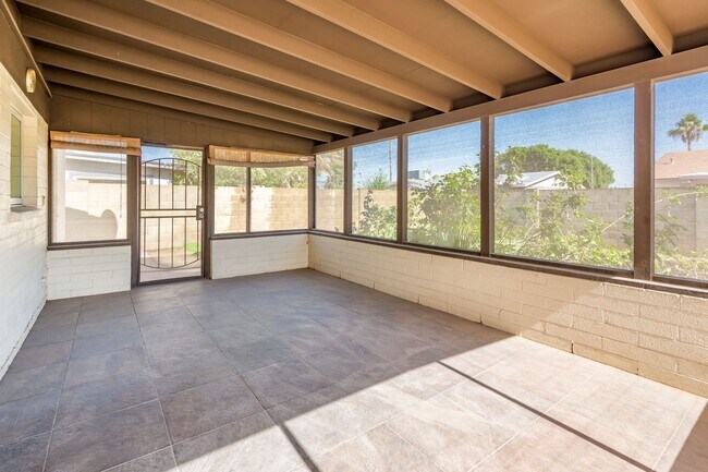 Building Photo - 3/2 sfh 2 car garage, huge yard 35th Ave &...