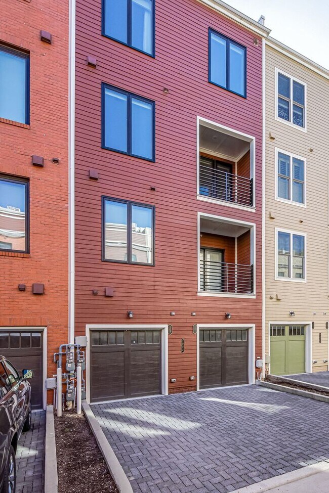 Building Photo - Updated 3br/2.5ba Condo Townhome Alexandria Walk to Metro