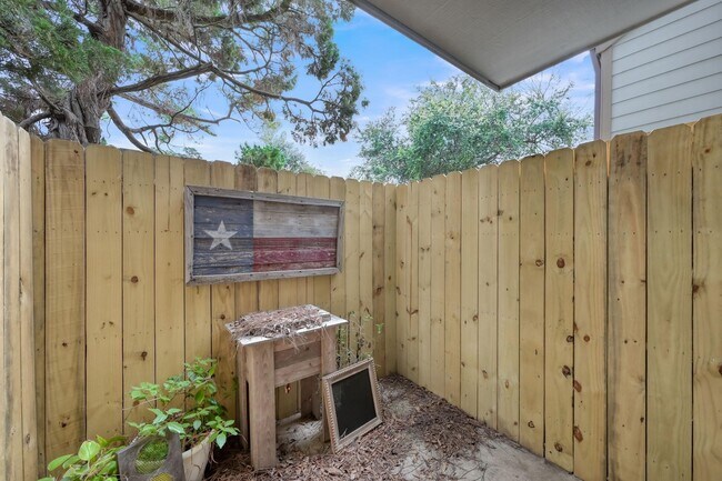 Building Photo - 3900 Aspen Dr