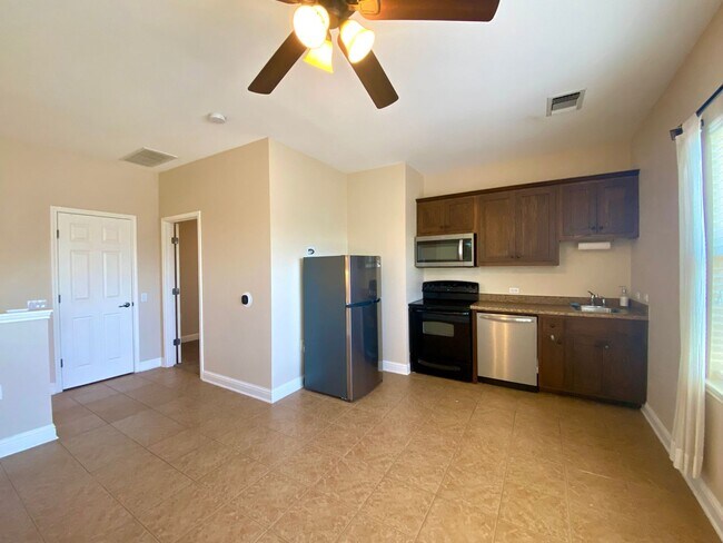 Building Photo - Large Home in Mueller!  Available for October!