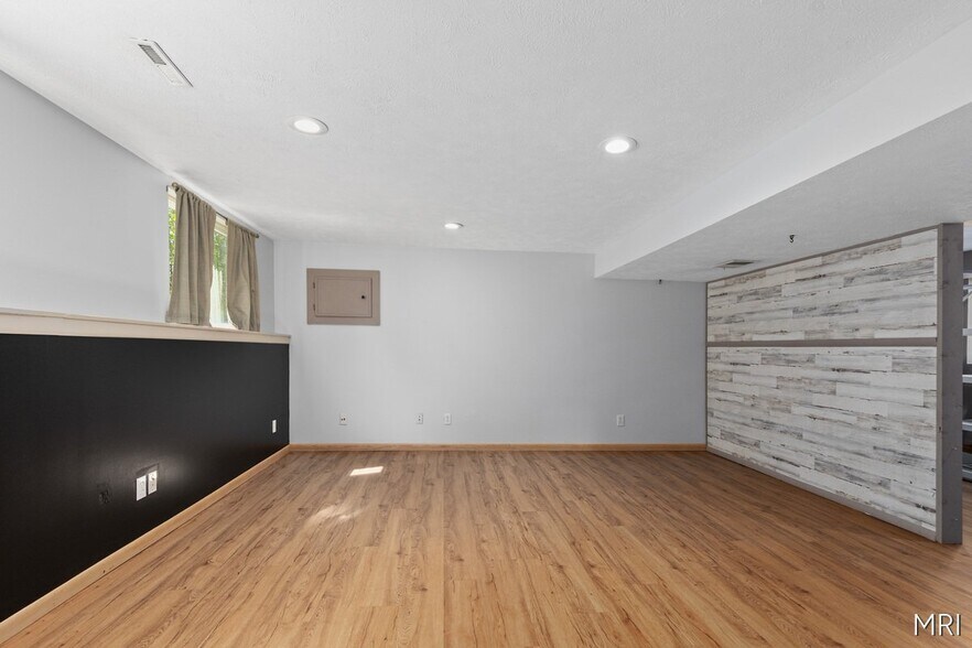 Building Photo - 301 Stadium Dr