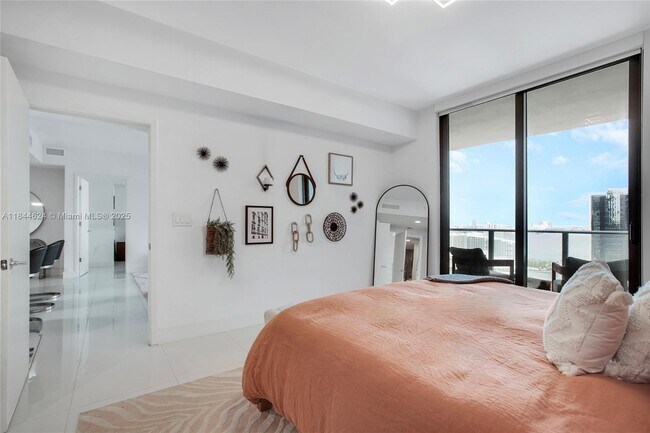 Building Photo - 1010 Brickell Ave
