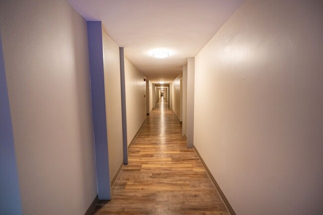 Building Photo - 1 Bedroom + Den / 1 Bath Condo w/ patio an...