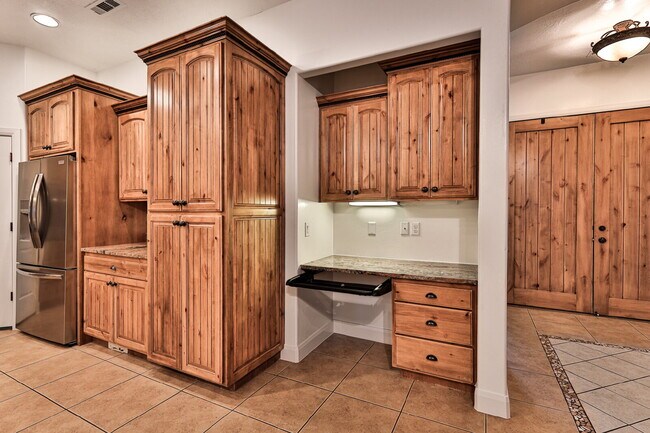 Building Photo - 2478 E Springs Dr