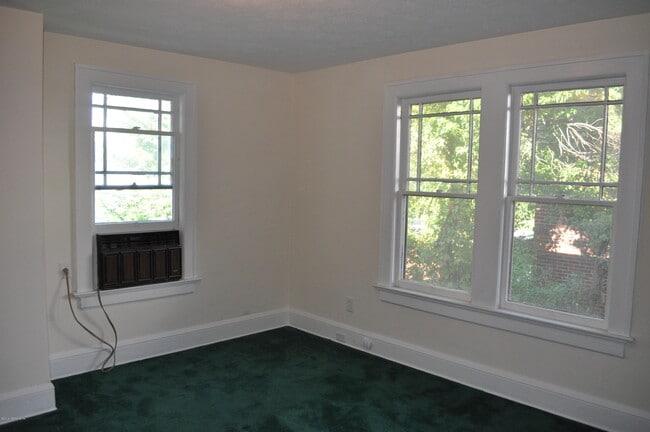 Building Photo - 923 Acosta St