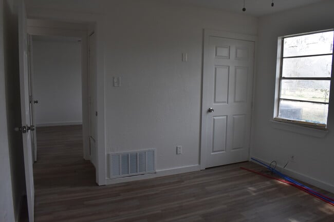 Building Photo - 108 E Kirby Ave