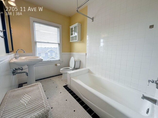 Building Photo - Queen Anne - Must See 3 Bedroom / 3 Bath Home