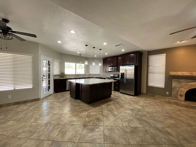 Building Photo - Very nice single level home