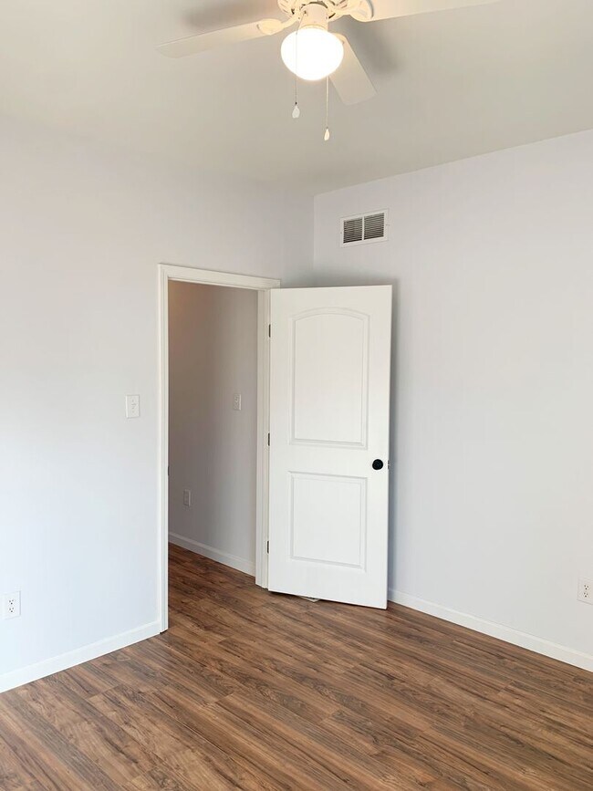 Building Photo - Beautifully Renovated and Move in Ready!