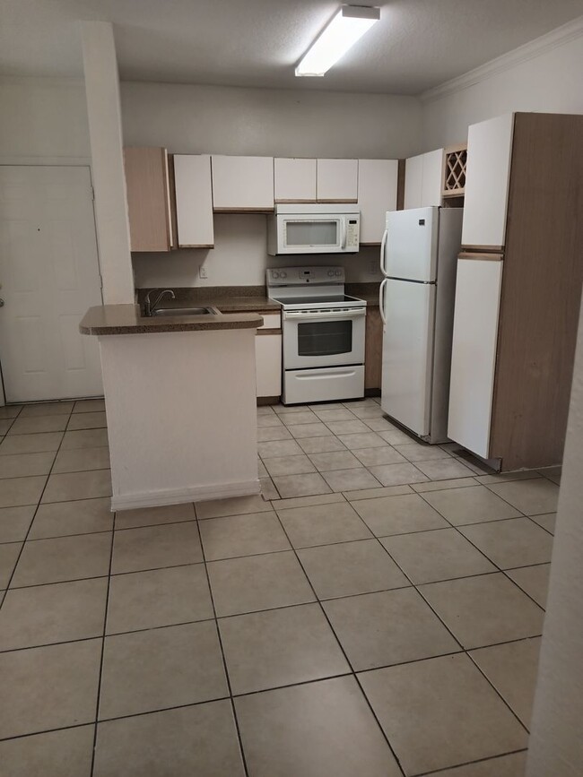 Building Photo - $500 OFF FIRST MONTH FOR THIS 2 BEDROOM 1 ...