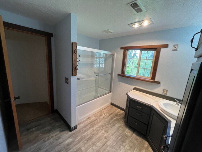 Building Photo - Custom Rustic 4-Bdr on beautiful 5 acres with Greenhouse in Sisters!