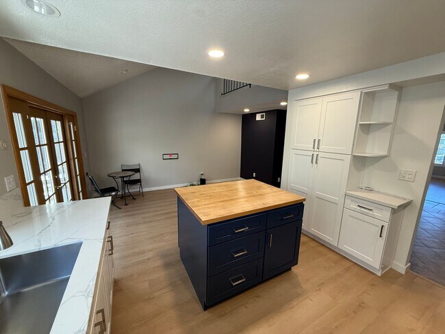 Building Photo - Newly Renovated Home on a Quiet Cul-de-Sac – Available Now