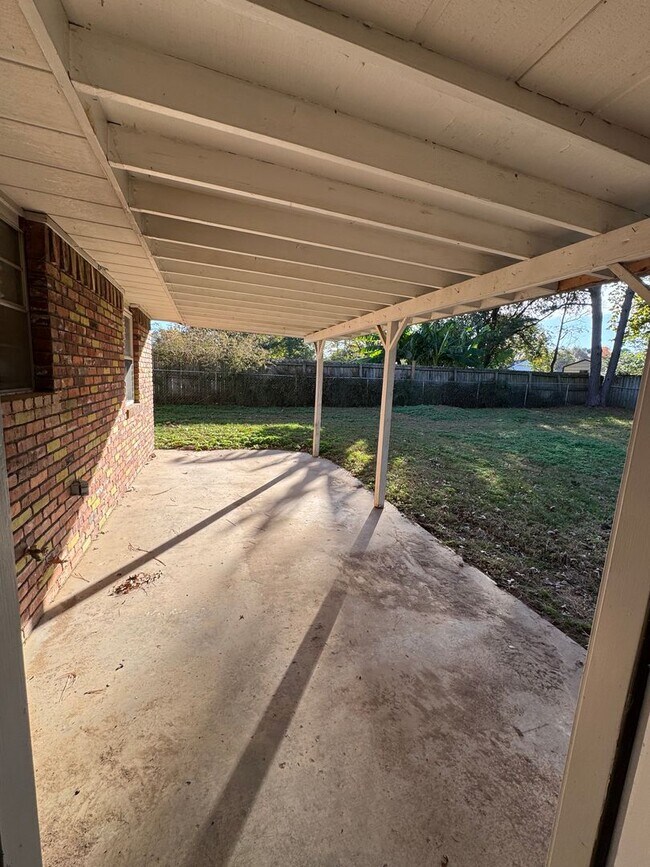 Building Photo - 3 Bedroom Home with Fenced Yard!!