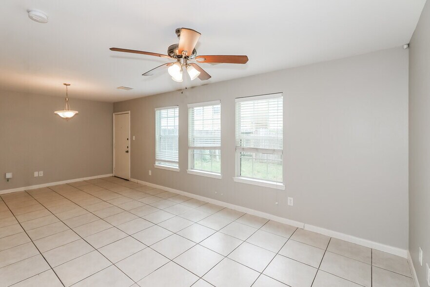 Building Photo - 4923 N Cancun Dr