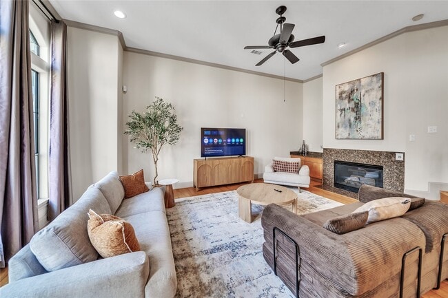 Building Photo - 2318 Camden Dr