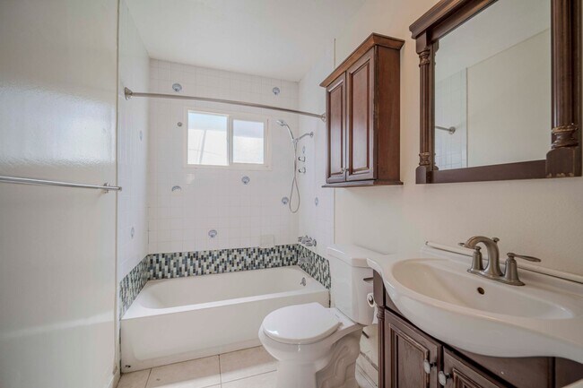 Building Photo - 679 Center St