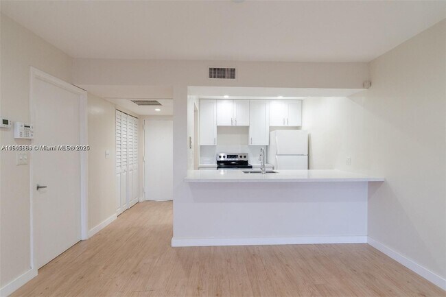 Building Photo - 8160 Geneva Ct