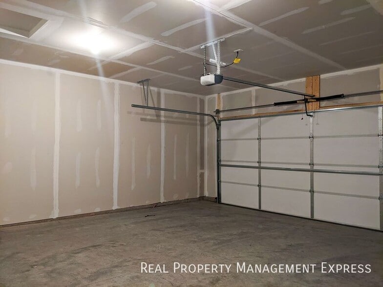 Building Photo - 3 Bedroom 2.5 Bathroom Townhome w/ Attached Garage