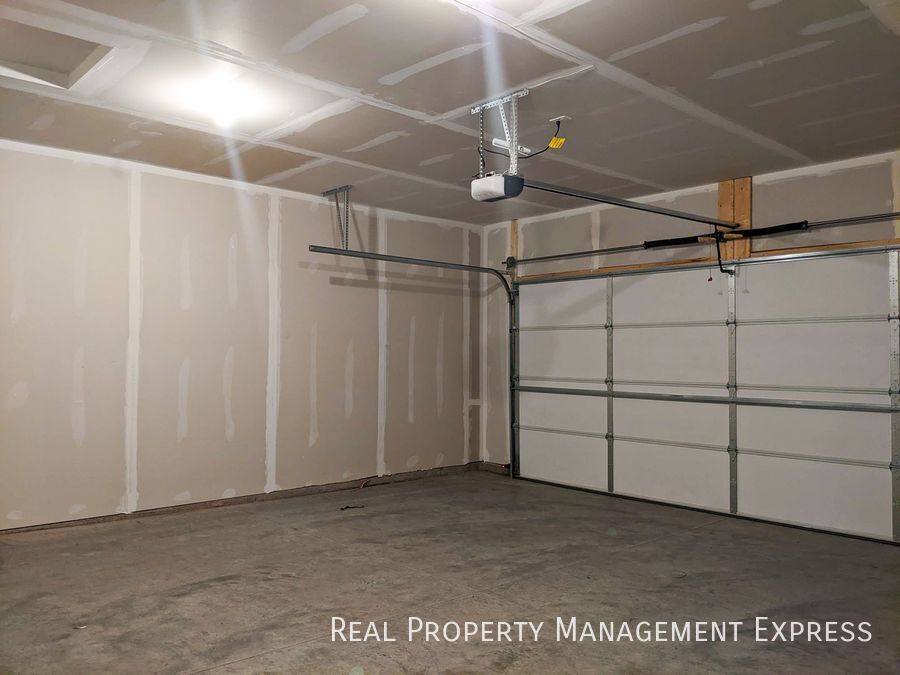 Building Photo - 3 Bedroom 2.5 Bathroom Townhome w/ Attached Garage