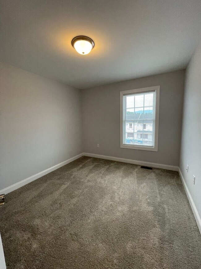 Building Photo - Townhome for rent in Crescent Ridge subdiv...